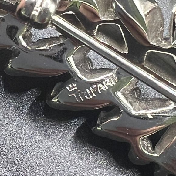 Vintage CROWN TRIFARI Feather Brooch Pin Milk Glass Clear Rhinestone Signed RARE - Picture 8 of 11